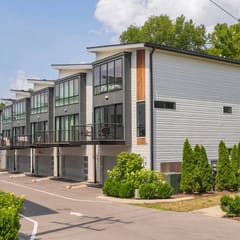 2 NEW homes! Sleeps 22! 5 minutes to Broadway & DT
