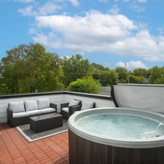 Downtown Luxury! | 7 minutes to Broadway | HotTub!