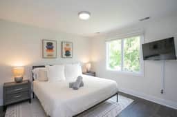 2 NEW homes! Sleeps 22! 5 minutes to Broadway & DT - Image 3