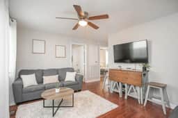 Cozy & Chic! 5 min to Broadway! Walk 2 Restaurants - Image 3