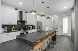 Downtown Luxury! | 7 minutes to Broadway | HotTub! - Image 3