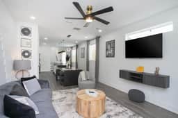 Downtown Luxury! | 7 minutes to Broadway | HotTub! - Image 2