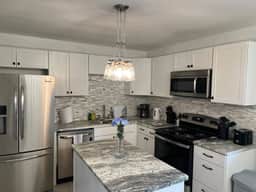 Your Home Away from Home - 3/bed house in E. Nash - Image 4