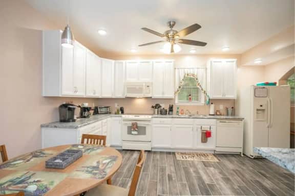 **The Nashville Nest! Minutes frm DT and Airport** - Image 2