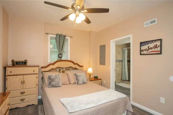 **The Nashville Nest! Minutes frm DT and Airport** - Image 3