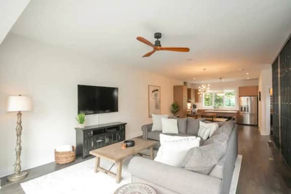 ~Modern & Bright~ 5min to Broadway, keyless, 3Flrs - Image 5