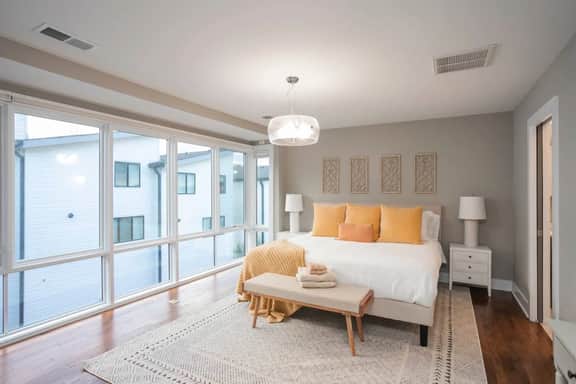 ~Spacious 4 bdrm~ 6min to Broadway~ over 2500 sqft - Image 2