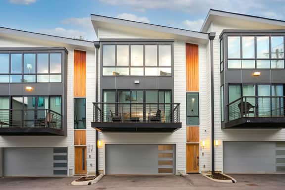~Spacious 4 bdrm~ 6min to Broadway~ over 2500 sqft - Image 4