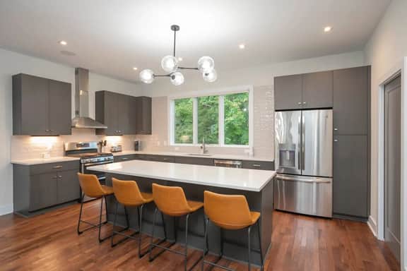 ~Spacious 4 bdrm~ 6min to Broadway~ over 2500 sqft - Image 3