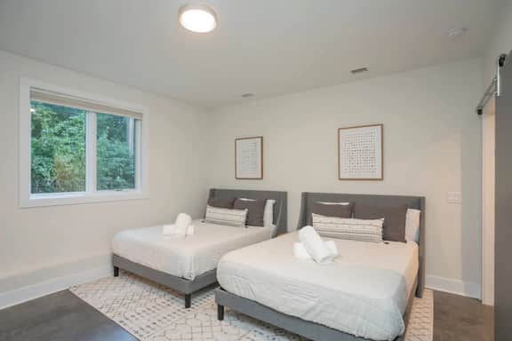 ~Spacious 4 bdrm~ 6min to Broadway~ over 2500 sqft - Image 5