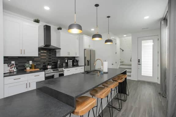 Downtown Luxury! | 7 minutes to Broadway | HotTub! - Image 3