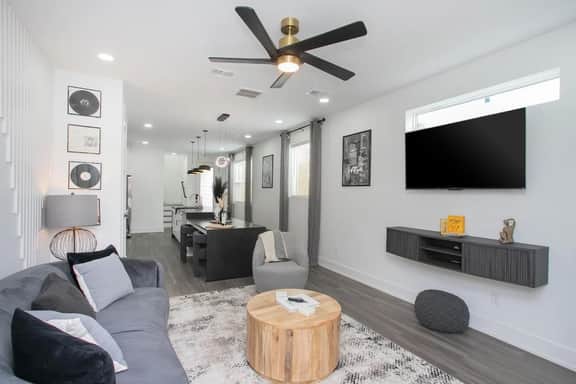 Downtown Luxury! | 7 minutes to Broadway | HotTub! - Image 2