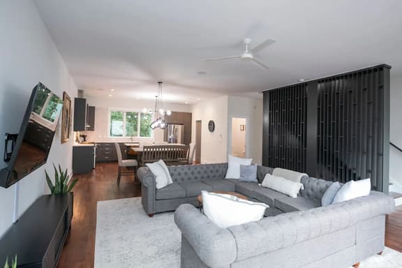 ~Spacious 4 bdrm~ 6min to Broadway~ over 2500 sqft - Image 1
