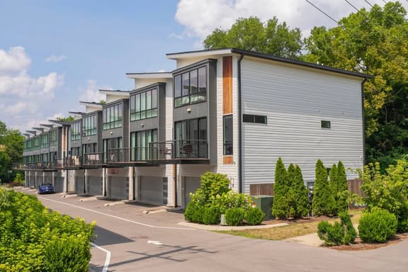 2 NEW homes! Sleeps 22! 5 minutes to Broadway & DT - Image 1