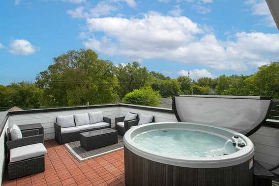 Downtown Luxury! | 7 minutes to Broadway | HotTub! - Image 1