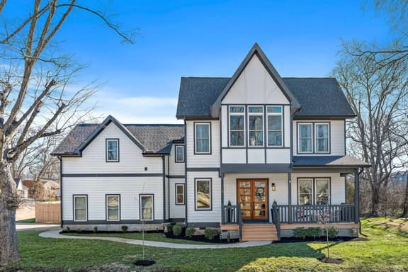 Huge house and yard near it all! - Image 1