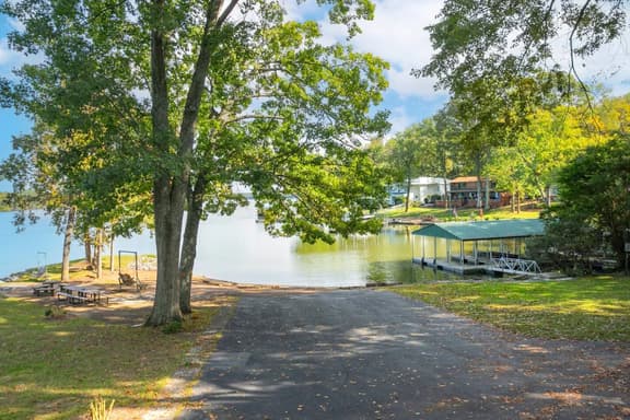 Secluded Lakefront Retreat• 30 min to DT Nashville - Image 1