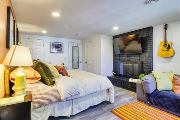 South Nashville Gem "Cozy Private Suite"! - Image 1