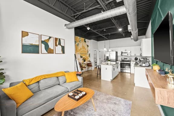 Ideal Nashville Base Near Downtown & Hospitals - Image 1